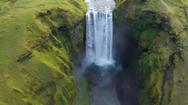  Destansı şelale, Skogafoss şelalesi, İzlanda 4k hava ağır çekim görüntüsü