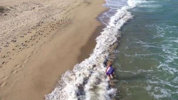 Flygfoto Blond Kvinna Promenader Längs Havet Strandpromenad Slow Motion Lugna — Stockvideo