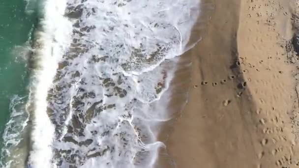 Vliegen Een Tropisch Paradijs Met Zeegolven Die Zandstrand Wassen Luchtdrone — Stockvideo