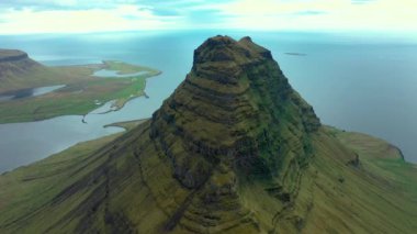  Kirkjufell Dağı, İzlanda ve Atlantik Okyanusu 'nun yavaş çekim görüntüsü