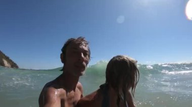  Okyanus dalgaları romantik bir çifte sıçrıyor. Yaz balayı konsepti