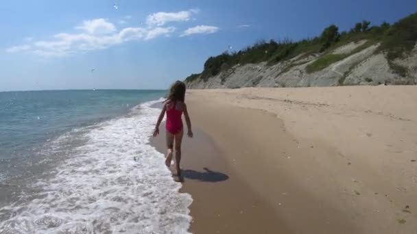 Zeitlupe Eines Fröhlichen Verspielten Jungen Mädchens Das Sommerurlaub Barfuß Rosa — Stockvideo