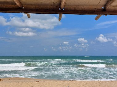 Tahta bir güneşlik kumsaldan güzel bir deniz manzarası.. 