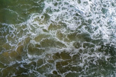 Vahşi okyanus dalgalarının havadan görünüşü kumsalı İHA 'larla eziyor.