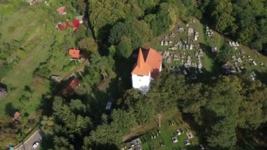 Beyazlatılmış bir kilise ve mezarlığın havadan görünüşü. Romanya 'nın Bikfalva, Bicfalau, Szeklerland kentindeki bir ortaçağ dönüm noktasının insansız hava aracı çekimi
