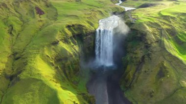  Skogafoss şelalesi havadan yavaş çekim görüntüsü, İzlanda