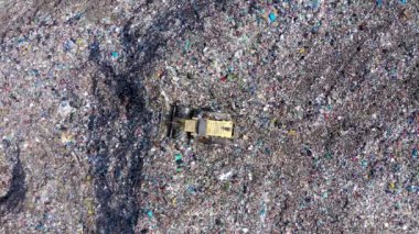 Büyük çöp yığını, çöp yığını, çöplük alanı, atık alanı anteninin yavaş çekim görüntüsü