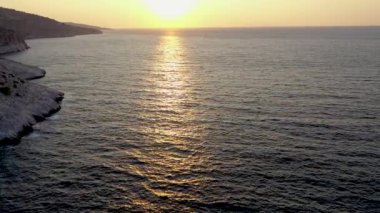 Yunanistan 'ın Thassos adasının kayalık kıyı şeridi üzerinde gün doğumu yavaş çekim görüntüsü