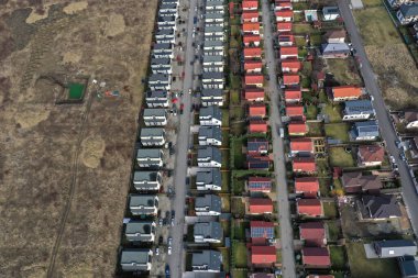 Avrupa kenar mahalle manzarası, konut ve bahçelerin havadan görünüşü. Cluj Napoca, Romanya