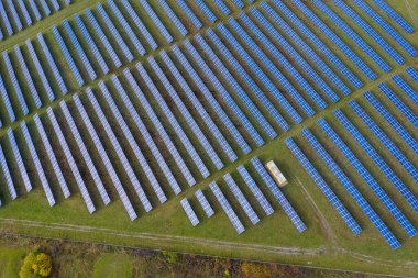 Güneş panelleri hava görüntüsü. Güneş enerjisi modülleri, fotovoltaik PV santrali, alternatif yenilenebilir enerji sistemi