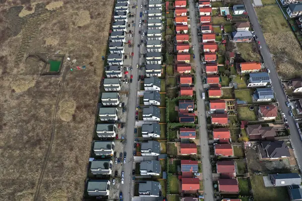 Avrupa kenar mahalle manzarası, konut ve bahçelerin havadan görünüşü. Cluj Napoca, Romanya