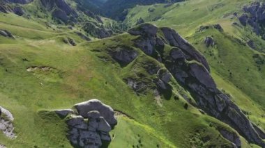 Ciucas dağları, Karpatlar ve Romanya hava sahaları üzerinde uçan tortul kayalar