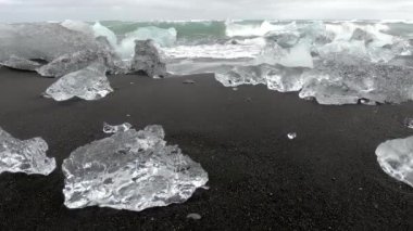    Buz kristalleri, eriyen buzdağları Elmas sahilindeki siyah kum Jokulsarlon İzlanda