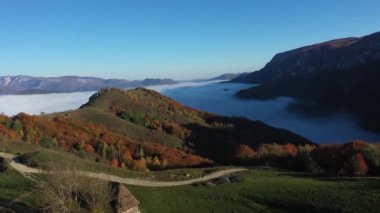 Sonbahar kırsalının insansız hava aracı görüntüsü insansız hava aracı ile dağ manzarası. Transilvanya, Romanya