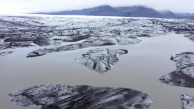  İklim değişikliği ve küresel ısınma nedeniyle İzlanda 'daki hızlı eriyen buzulların ve buzdağlarının insansız hava aracı görüntüsü. Fjallsarlon Buzulu