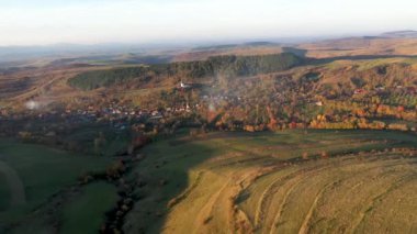 Sonbaharda insansız hava aracıyla küçük bir köyün havadan görüntüsü. Magyarvalko, Valeni, Transilvanya, Romanya