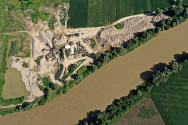 Nehir kumu ve çakıl sömürüsünün hava görüntüsü, çukur, taş ocağı, safra, çevre üzerinde ekolojik etki