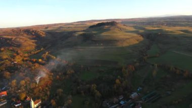 Sonbahar kırsal tepelerini ve insansız hava araçlarıyla otlakları gösteren hava aracı görüntüsü. Transilvanya, Romanya