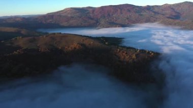 Vadideki bulutların hava manzarası, sonbaharda sisli sabah sisi.