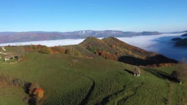 Vadideki sisli hava manzarası, sonbaharda sabah sisi.