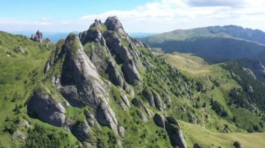 İHA 'dan yüksek dağ sırtı hava manzaralı alp manzarası