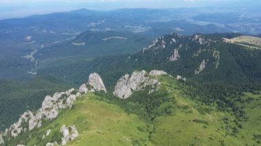 İHA 'dan yüksek dağ sırtı hava manzaralı alp manzarası