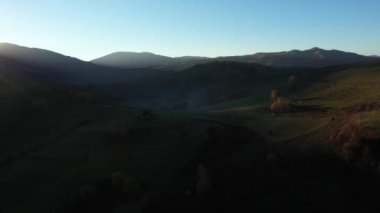  Kırsal alan manzarası Sonbahar sisli tepeler sabahın erken saatlerinde