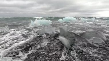 Atlantik okyanusu dalgaları buzdağlarını eziyor, Elmas plajı, Jokulsarlon, İzlanda