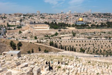 Jerusalem, İsrail - 16 Mayıs 2018: Ortodoks Yahudiler Yahudi mezarlığı mezarlık Mount of Olives ziyaret etti.