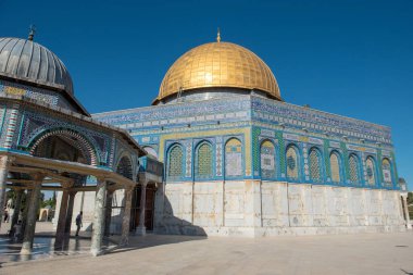 JERUSALEM, ISRAEL - 16 Mayıs 2018: Yahudi olmayan turistler ve Müslümanlar Kubbe of the Rock İslami Camii 'ni ziyaret ediyorlar Eski Kudüs, Filistin Toprakları' ndaki Tapınak Dağı 'nda