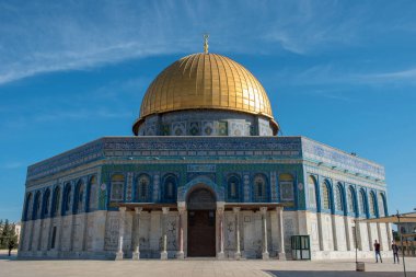 JERUSALEM, ISRAEL - 16 Mayıs 2018: Yahudi olmayan turistler ve Müslümanlar Kubbe of the Rock İslami Camii 'ni ziyaret ediyorlar Eski Kudüs, Filistin Toprakları' ndaki Tapınak Dağı 'nda