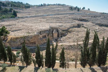 JERUSALEM, ISRAEL - 18 Mayıs 2018: Dünyanın en eski işlevsel Yahudi mezarlığı Kudüs 'teki hacılar tarafından her gün ziyaret edilir.