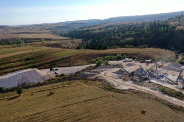 Taş çene ezici bitkinin havadan görünüşü. Kum, maden ocağında bitki ve şerit taşıyıcı yapıyor. İnşaat için kum ezme ve toptan malzeme