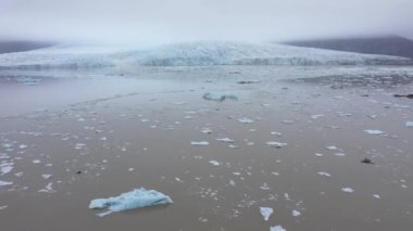  İklim değişikliği ve küresel ısınma nedeniyle İzlanda 'daki hızlı eriyen buzulların ve buzdağlarının insansız hava aracı görüntüsü. Fjallsarlon Buzulu