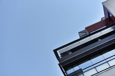 Mavi gökyüzüne karşı şirket binasının soyut modern mimari ayrıntıları