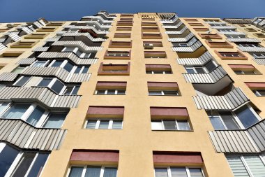 Komünist dönemden birkaç blok ötede, Doğu Avrupa 'daki beton binalar yıpranmış.