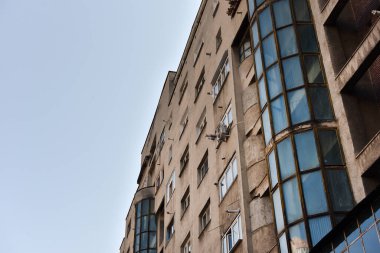 Komünist dönemden birkaç blok ötede, Doğu Avrupa 'daki beton binalar yıpranmış.