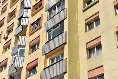 Komünist dönemden birkaç blok ötede, Doğu Avrupa 'daki beton binalar yıpranmış.