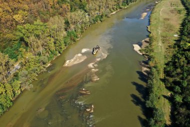 Nehrin havadan görünüşünde dron tarafından kum ve çakıl kullanımı