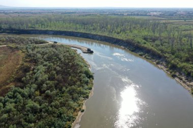 Nehrin havadan görünüşünde dron tarafından kum ve çakıl kullanımı