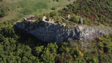  Ortaçağ harabelerinin havadan görünüşü, insansız hava aracı ile ormandaki bir uçurumun üzerinde.