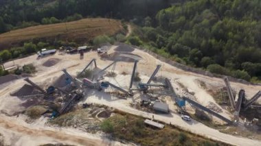 Taş ocağının hava görüntüsü taşıma bandı sistemi çalışıyor, taş çene ezici fabrikası