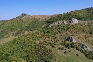 İnsansız hava aracıyla kaplı kayalık dağ yamacının havadan görünüşü