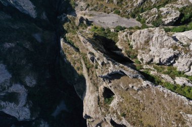 Kireçtaşından derin bir vadi olan kanyonun havadan görünüşü. Cheile Turzii, Romanya