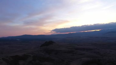 Dağların üzerinden gün batımı bulutların havadan görünüşü