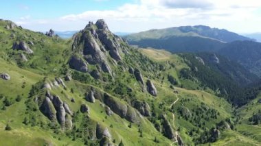 Dağlık arazi kayalık dağlar ve yeşil yamaçlar Karpatların hava manzarası