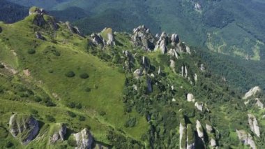 Dağlık arazi kayalık dağlar ve yeşil yamaçlar Karpatların hava manzarası