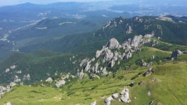 Dağlık arazi kayalık dağlar ve yeşil yamaçlar Karpatların hava manzarası