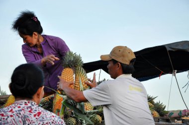 CAI RANG, VIETNAM - 17 Şubat 2013: Mekong deltasından yerel Vietnamlılar yüzen pazarda tarım ürünleri, organik biyolojik meyveler ve sebzeler satıyorlar