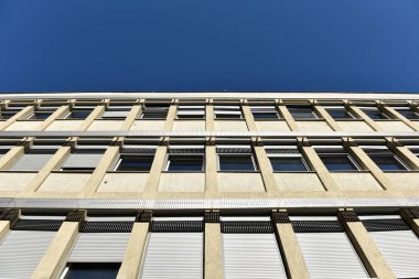 Mavi gökyüzü karşı modern binanın cephe